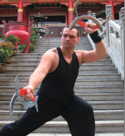 Meister Holger Heek vor dem Fanling Tempel in Hong Kong