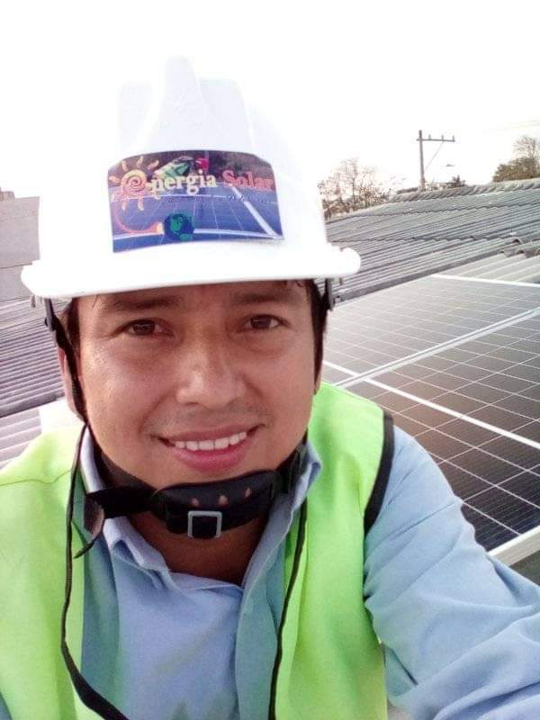Respaldo de 800w en panel para una droguería 
