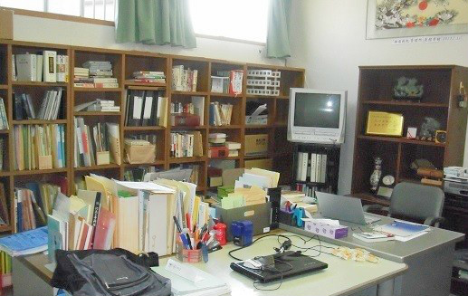 【事 務 室】