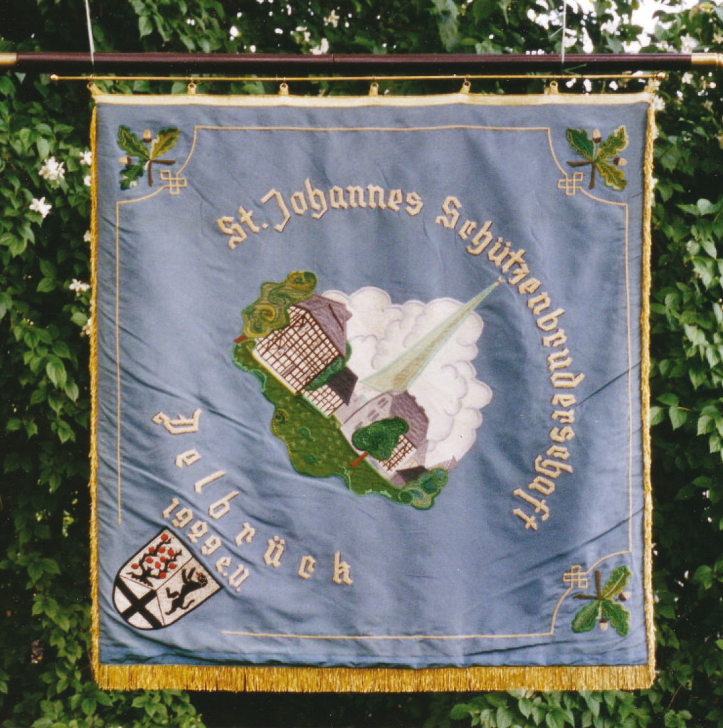 Die zweite Fahne von 1986 (Vorderseite), hergestellt von den Schwestern aus Neuenbeken