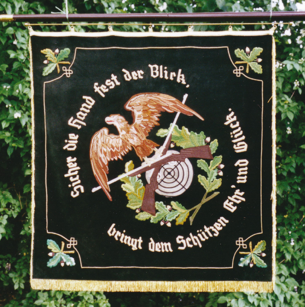 Die zweite Fahne von 1986 (Rückseite), hergestellt von den Schwestern aus Neuenbeken