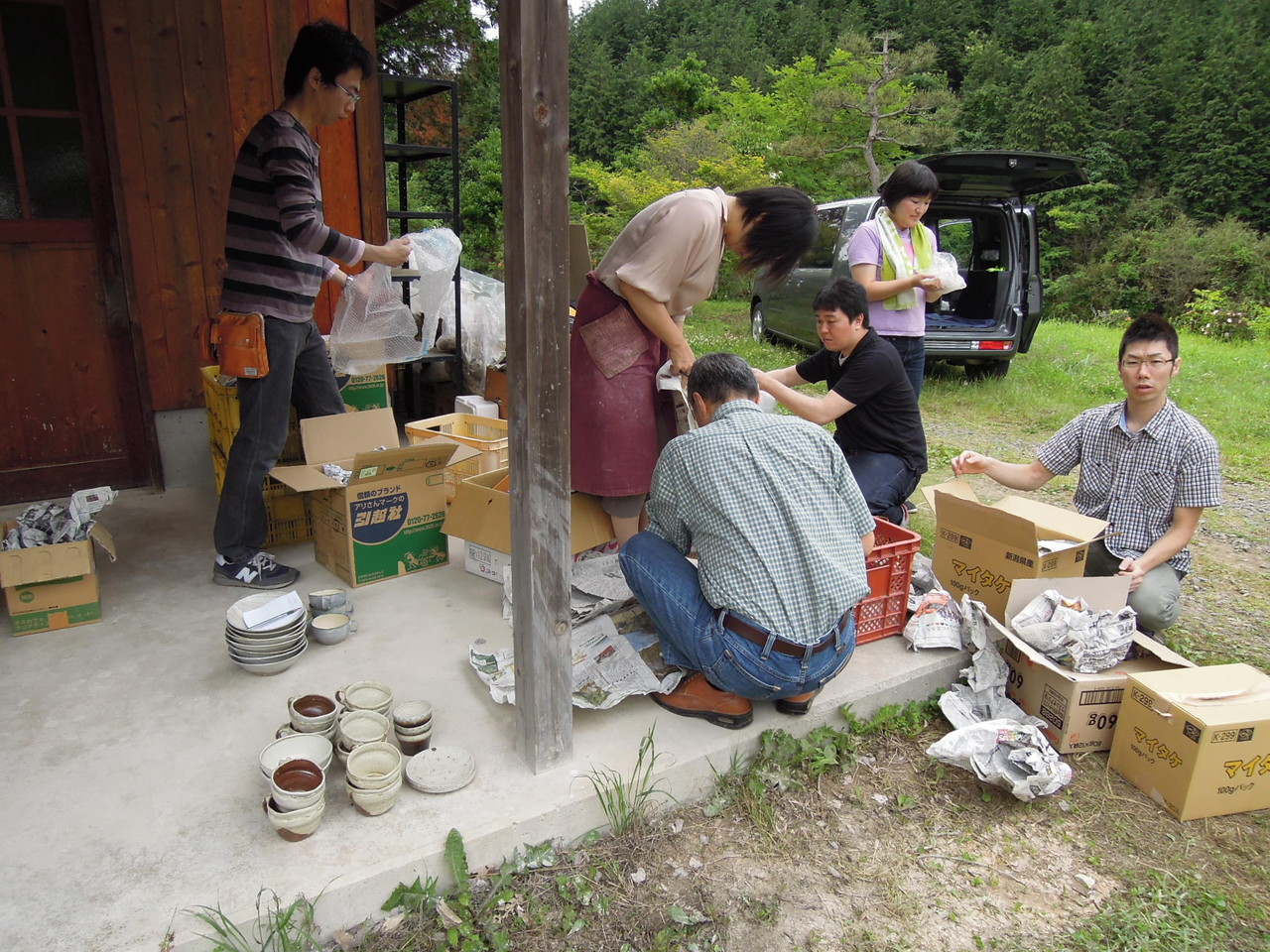 朝9時より出発前最後の梱包作業