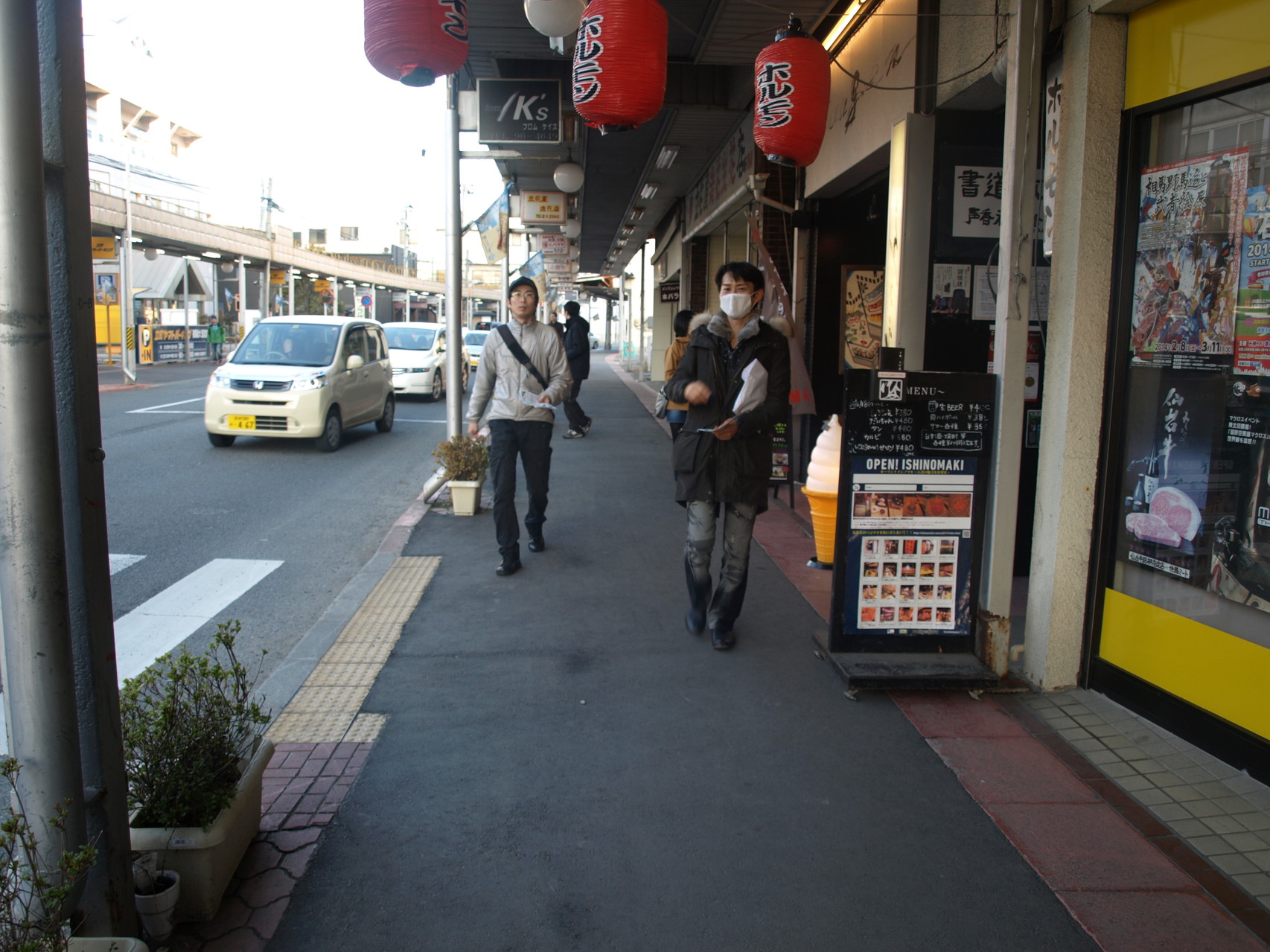 地元の商店街で、明日のイベントチラシを配ります。