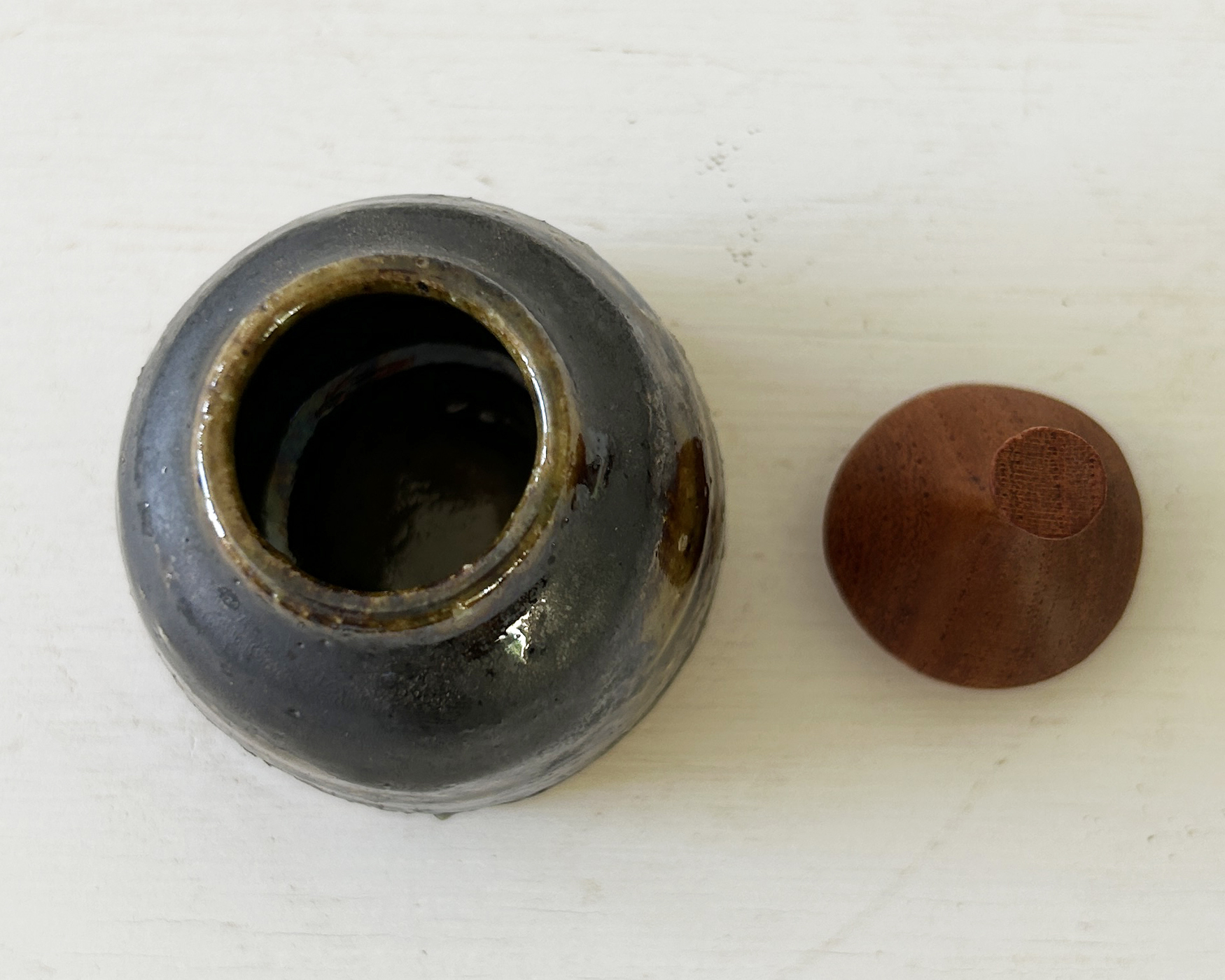 振出・黒鉄／FUTAMONO-YA：陶の器と木の蓋、コラボレーションブランド
