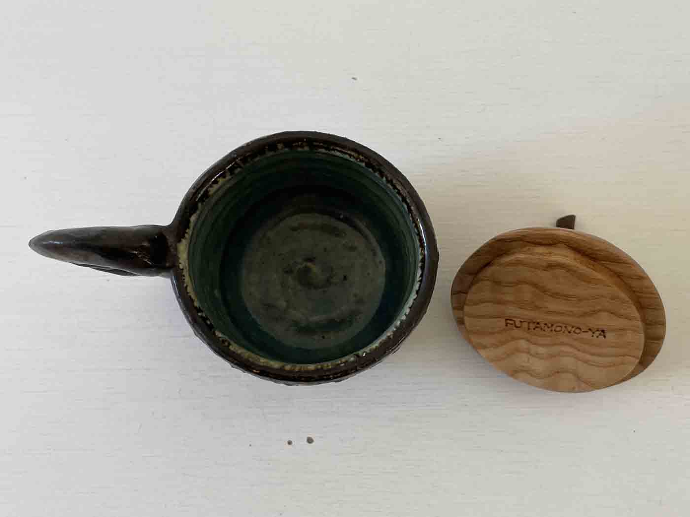 カップ型・黒／FUTAMONO-YA：陶の器と木の蓋、コラボレーションブランド