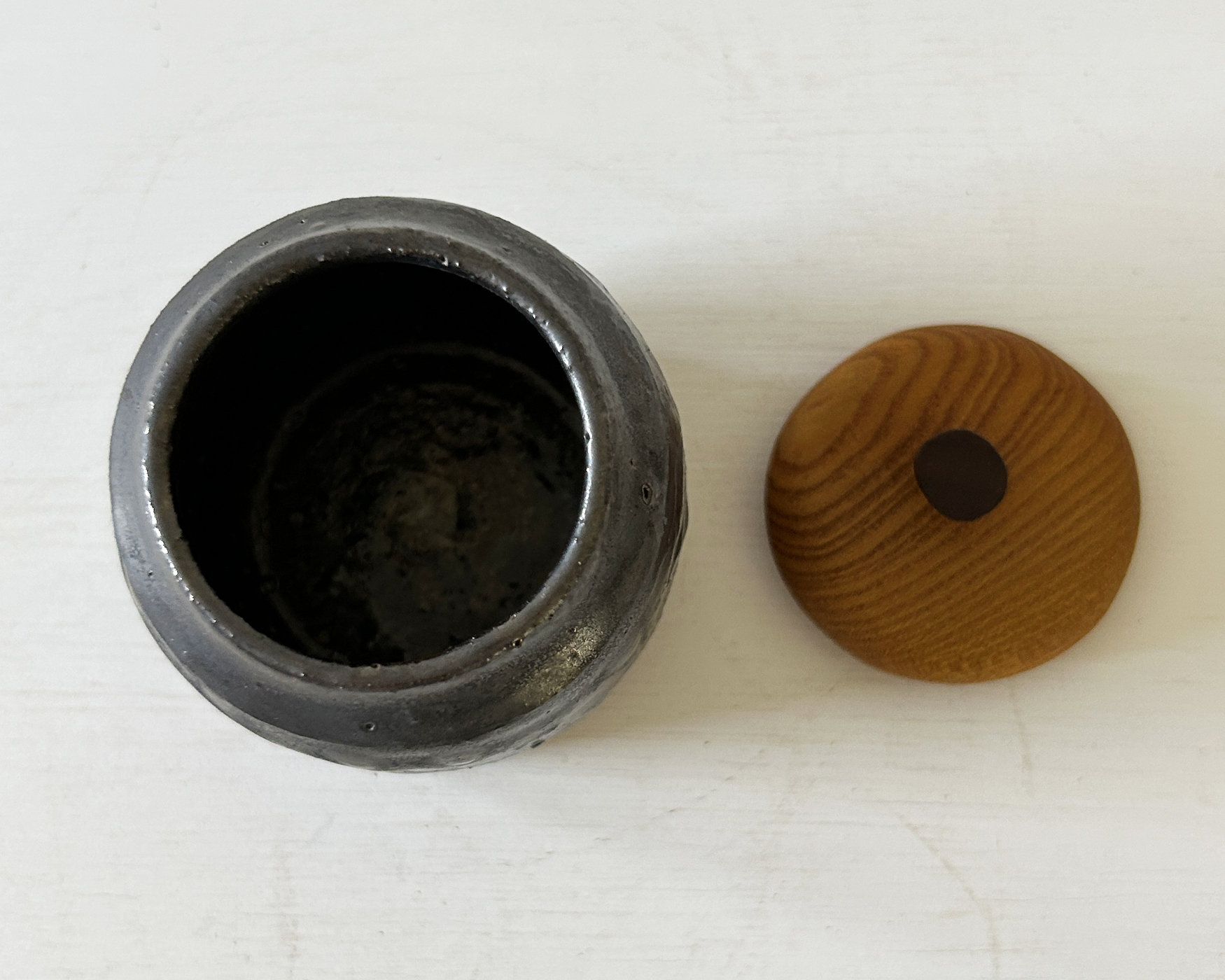 小壺・黒／FUTAMONO-YA：陶と木のコラボレーションブランド