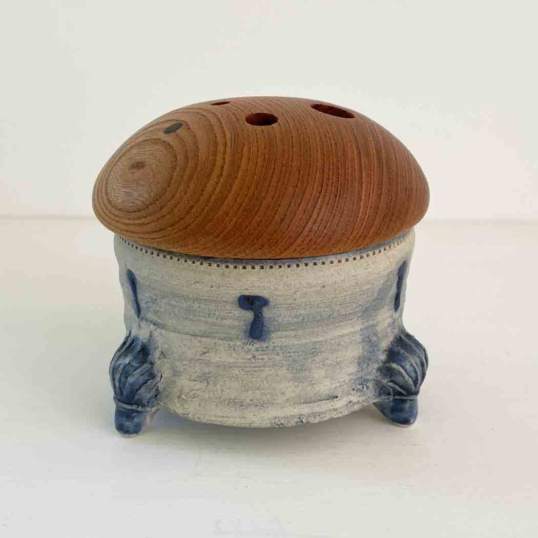三足・イッチン青／FUTAMONO-YA：陶の器と木の蓋、コラボレーションブランド