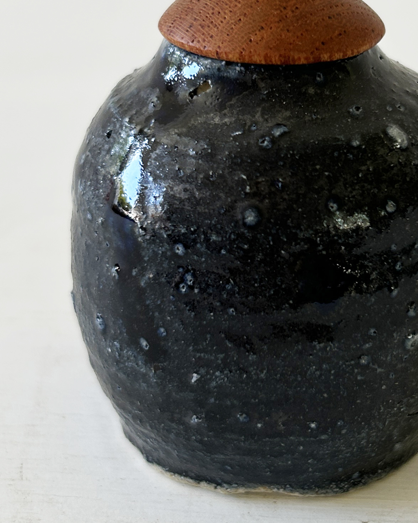 振出・黒丸／FUTAMONO-YA：陶の器と木の蓋、コラボレーションブランド
