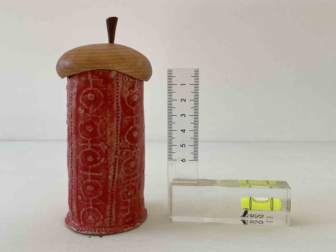 細筒型・赤／FUTAMONO-YA：陶の器と木の蓋、コラボレーションブランド
