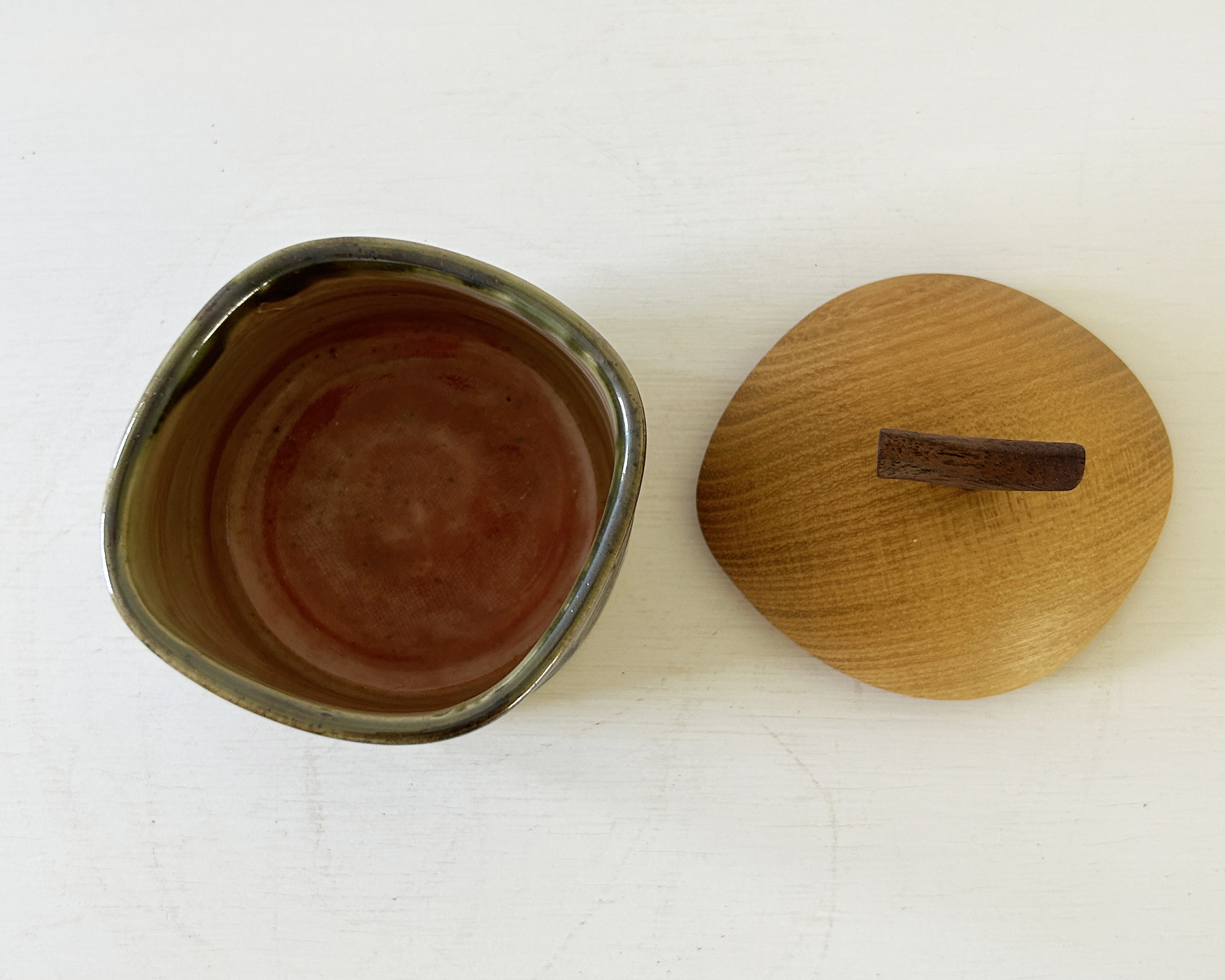 菱型壺・黒／FUTAMONO-YA：陶の器と木の蓋、コラボレーションブランド