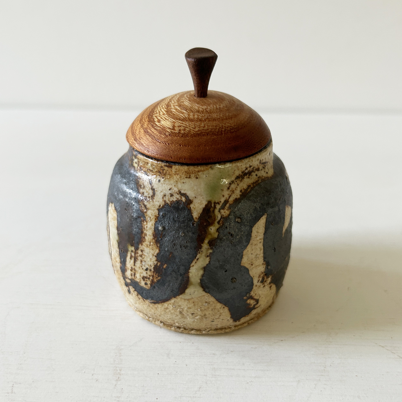丸壺・鉄絵／FUTAMONO-YA：陶と木のコラボレーションブランド