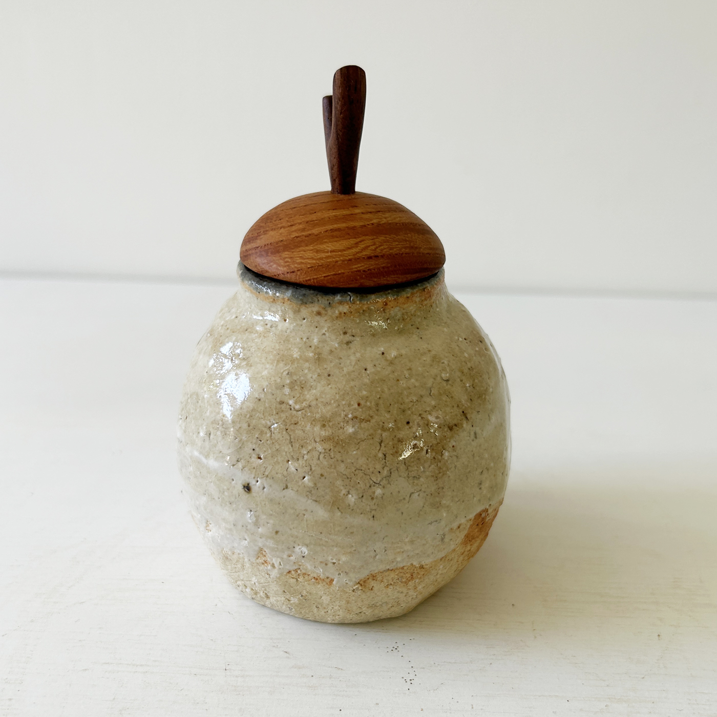 丸壺・白茶／FUTAMONO-YA：陶の器と木の蓋、コラボレーションブランド