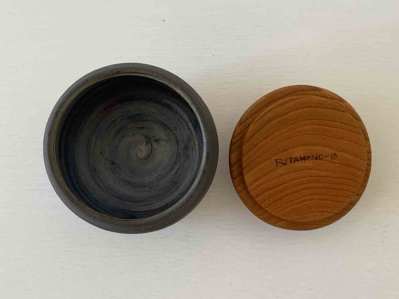 三足・黒／FUTAMONO-YA：陶の器と木の蓋、コラボレーションブランド