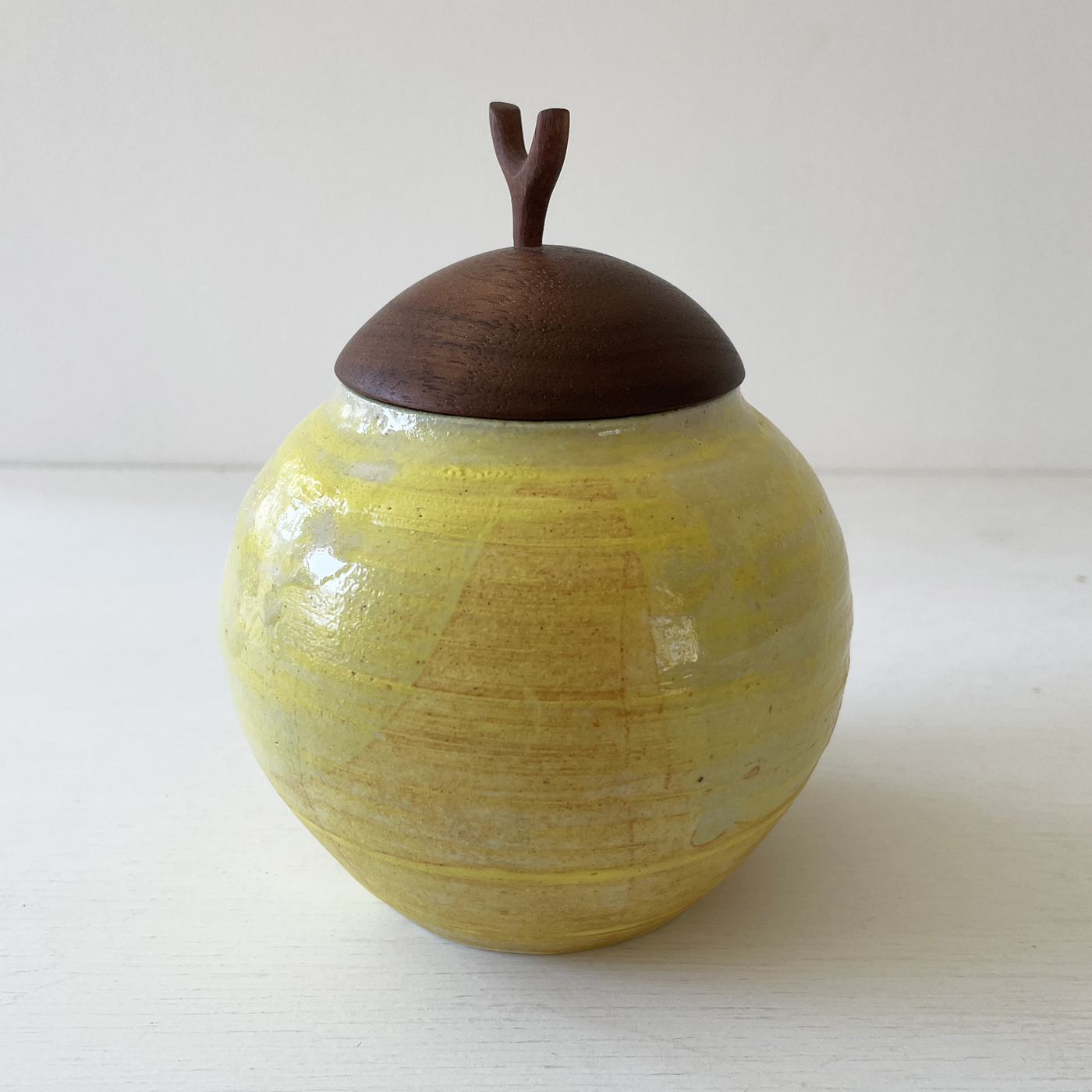 丸壺・黄／FUTAMONO-YA：陶の器と木の蓋、コラボレーションブランド