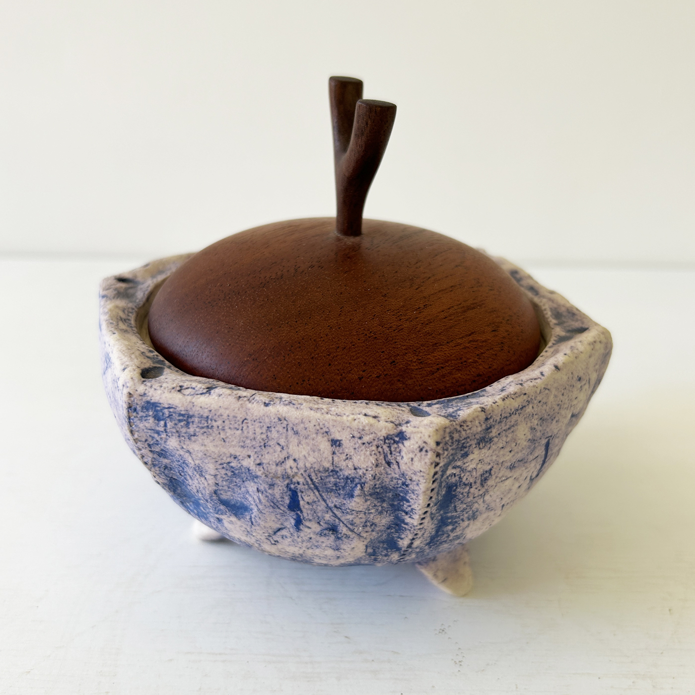 三足・薄青／FUTAMONO-YA：陶の器と木の蓋、コラボレーションブランド