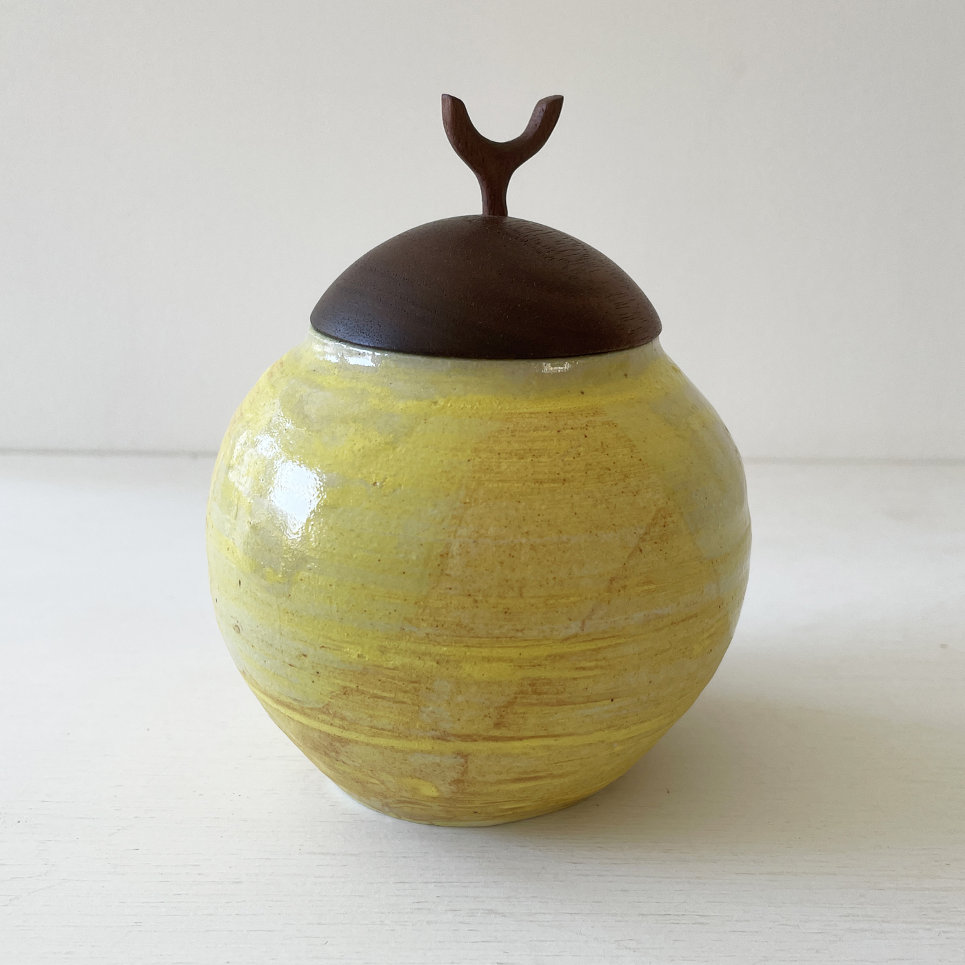 丸壺・黄／FUTAMONO-YA：陶の器と木の蓋、コラボレーションブランド