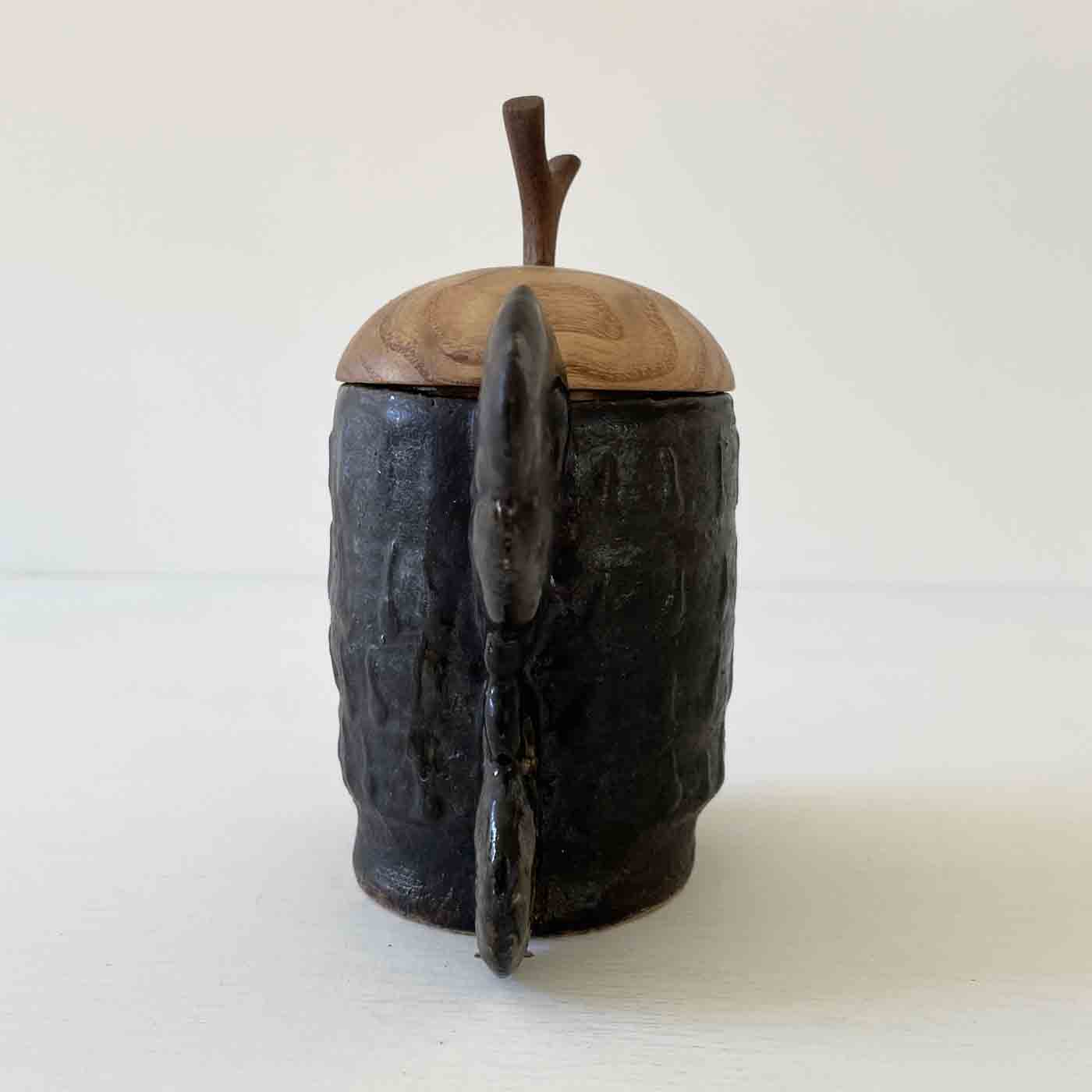 カップ型・黒／FUTAMONO-YA：陶の器と木の蓋、コラボレーションブランド