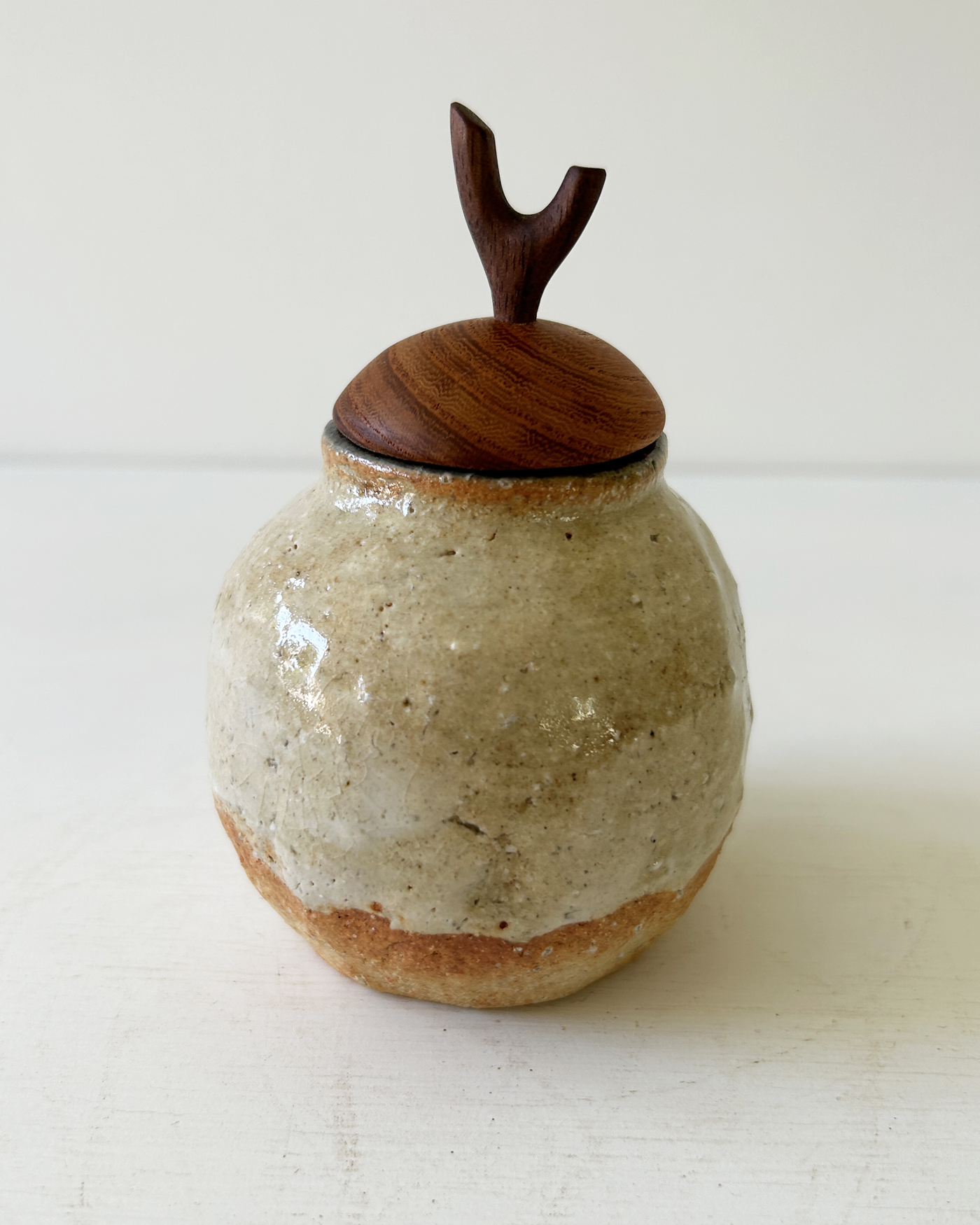 丸壺・白茶／FUTAMONO-YA：陶の器と木の蓋、コラボレーションブランド