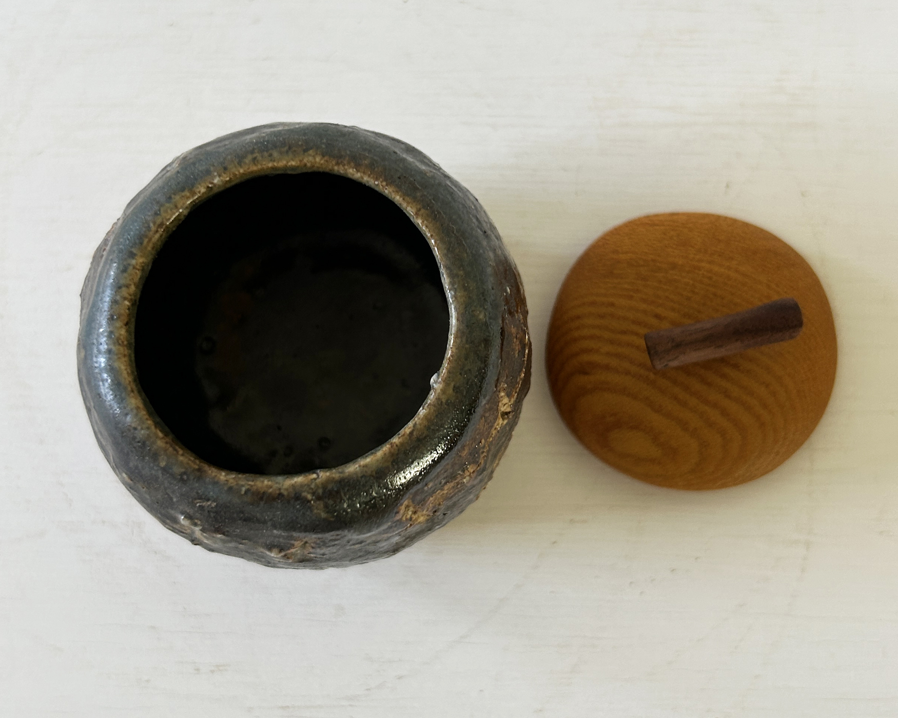 小壺・黒搔き／FUTAMONO-YA：陶と木のコラボレーションブランド