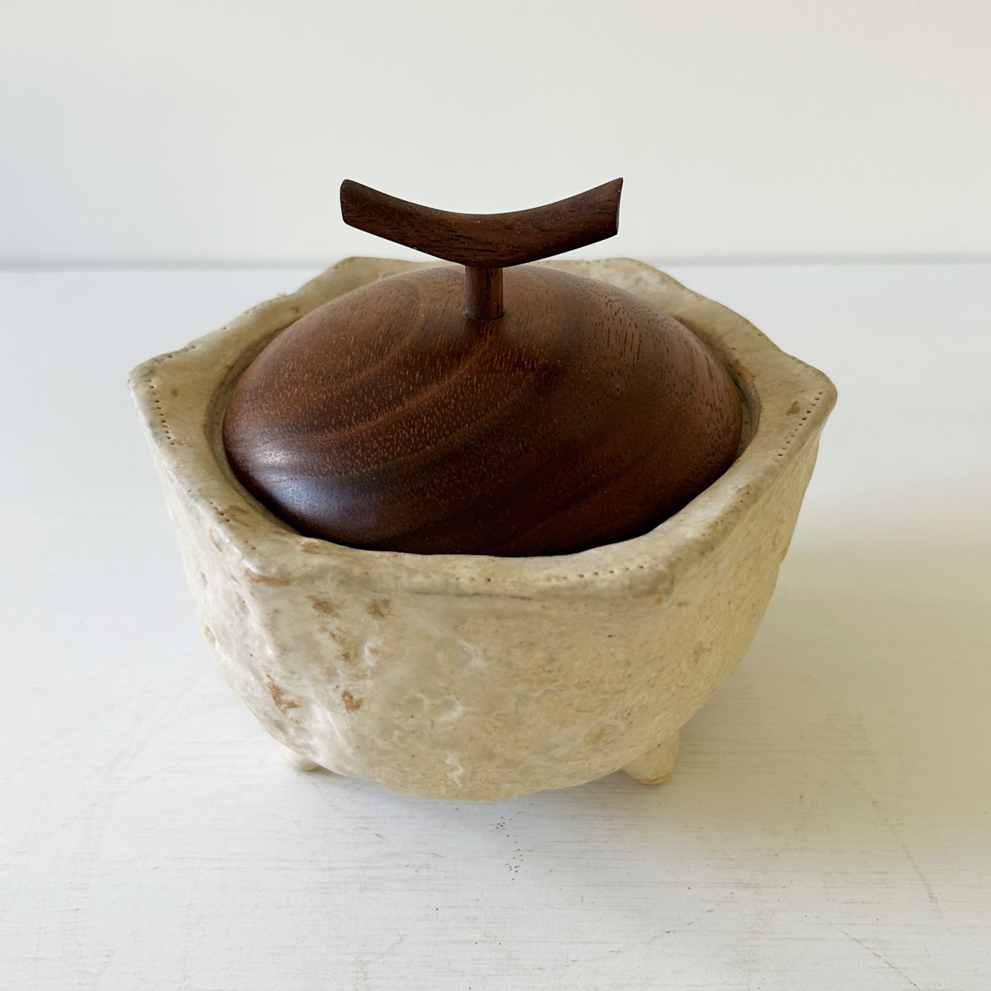 三足・白／FUTAMONO-YA：陶の器と木の蓋、コラボレーションブランド