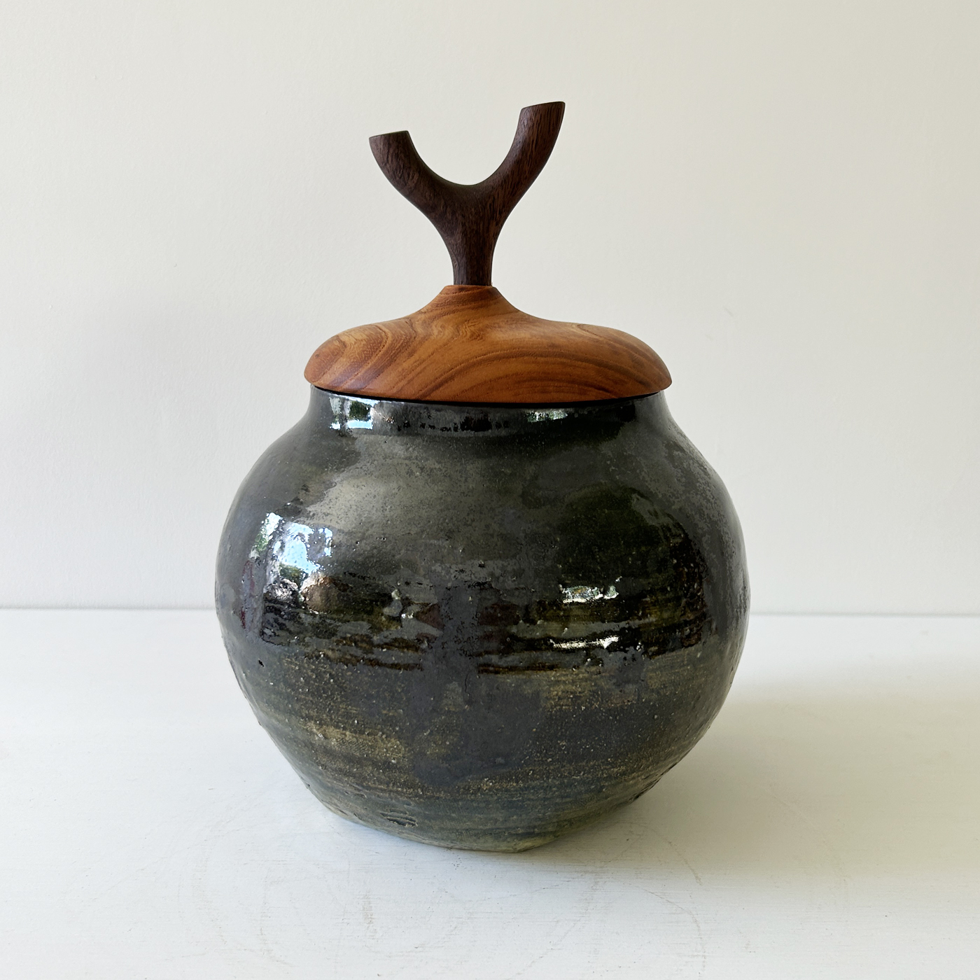 艶黒・丸壺／FUTAMONO-YA：陶の器と木の蓋、コラボレーションブランド