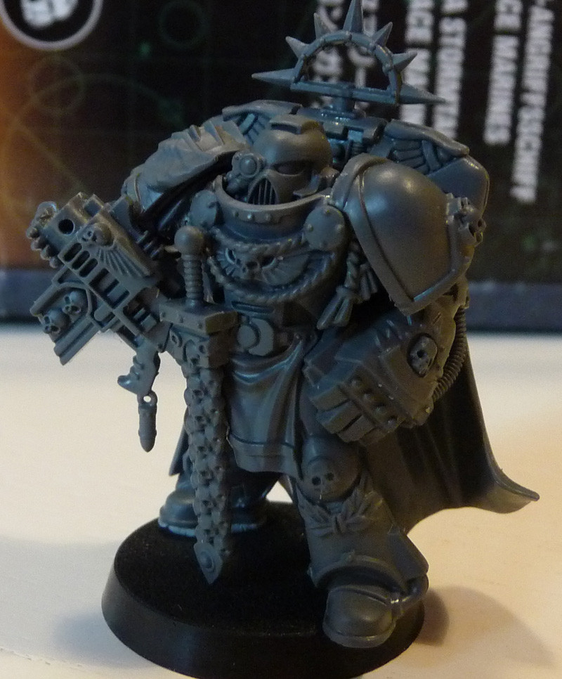 Space Marine Captain mit Energiefaust und Sturmbolter