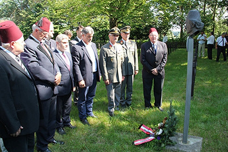 Gesteckniederlegung am Denkmal