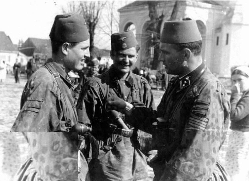 SS-Obersturmführer Karl Lieckesa dva vojnika