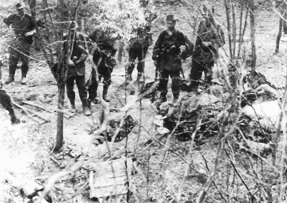 pripadnici  1/27 pregledavaju  neprijateljske baze i leševe na Šekovići, 25. srpnja 1944.