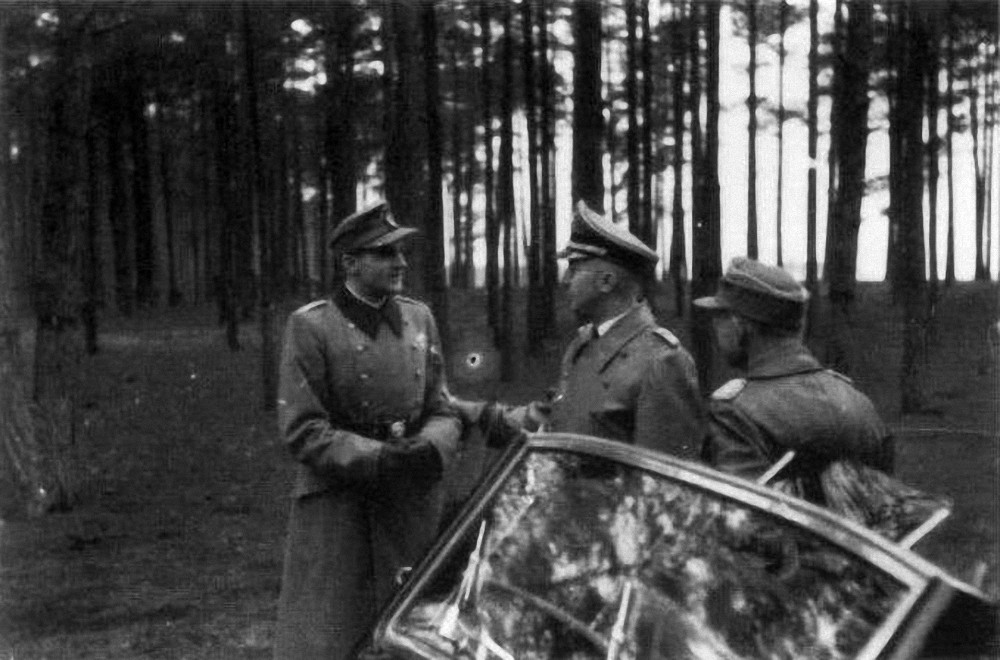 Himmler and Gerhard Dierich, commander of Pz. Jg. Abt. 13 (November 1943).