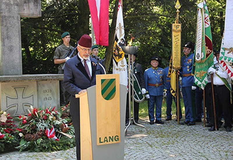 Pukovnik R. Wolfgang Wild Berger, predsjednik Austrijskog -. Bosanskog i hercegovačkog društva, sa svojom prigodnom govoru