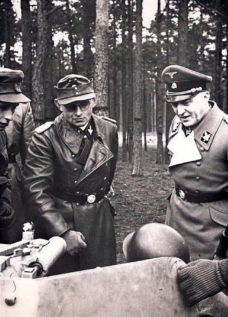Neuhammer 1943 Sauberzweig pokazujući svoje novo obučeni Panzerjäger i General Waffen-SS. Maximilian von Herff
