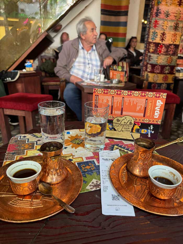 Bosnsicher Kaffee im Cafe Divan Sarajevo