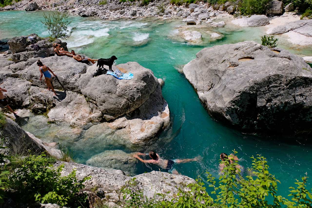 Bade Pool an der Großen Soča Schlucht Slowenien