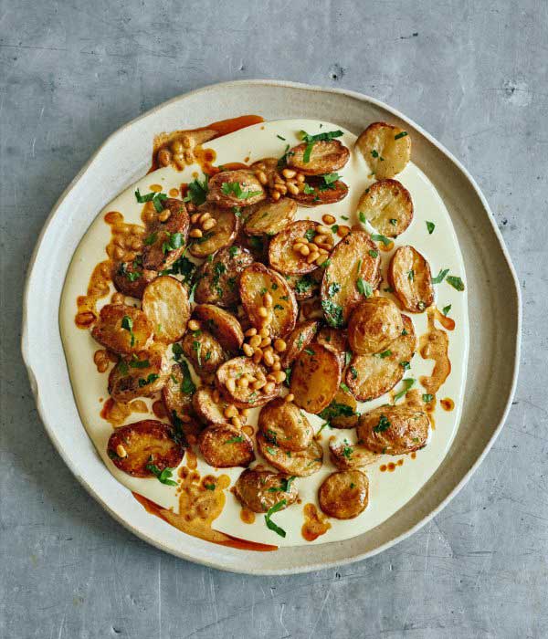Ottolenghi Shelf Love: Bratkartoffeln mit Aïoli und gebutterten Pinienkernen