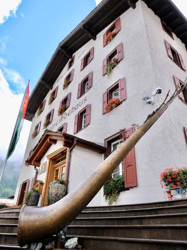 Zermatt Gemeindehaus mit Alpenhorn