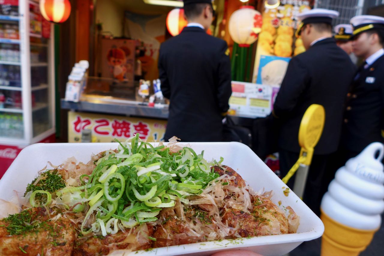 Takoyaki Osakas berühmte Tintenfischbällchen