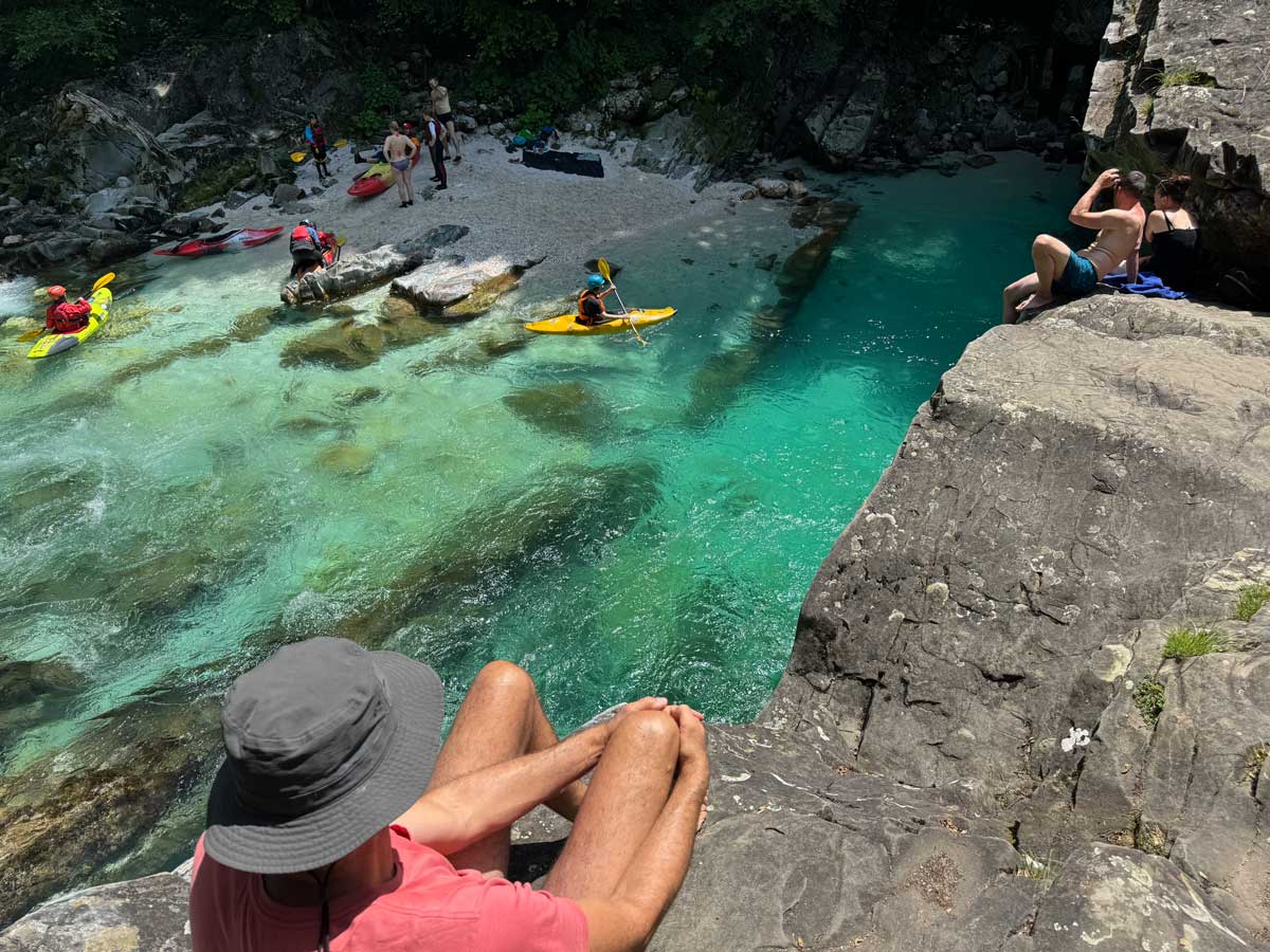 Strand bei der Hängebrücke Brv Brjeka an der Soča