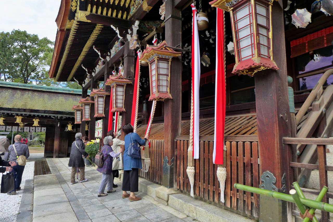 Tenjin-san-Flohmarkt im Kitano Tenmangu-Schrein Kyoto