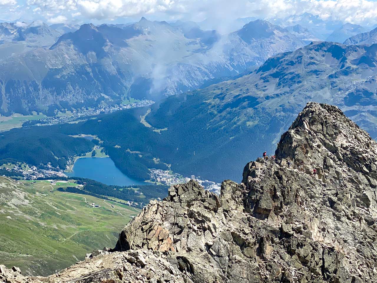 Blick über den Piz Julier Gipfelgrat auf St. Moritz