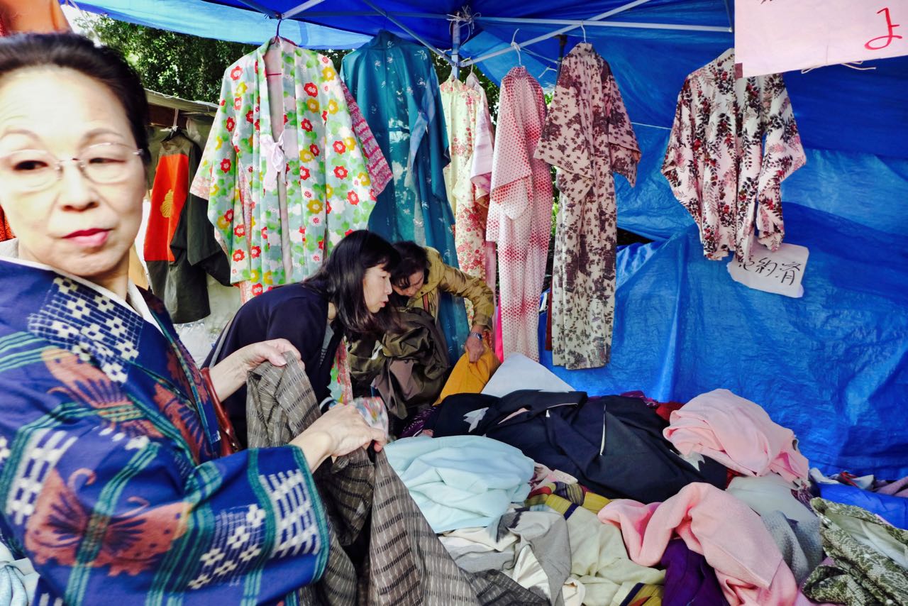 Fundstücke unter den gebrauchten Kimonos – Flohmarkt Kyoto