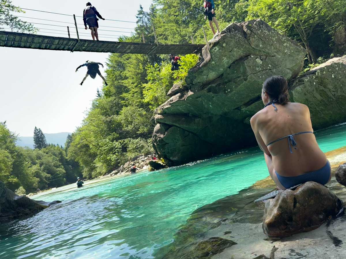 Sprung von der Hängebrücke Brv Brjeka an der Soča