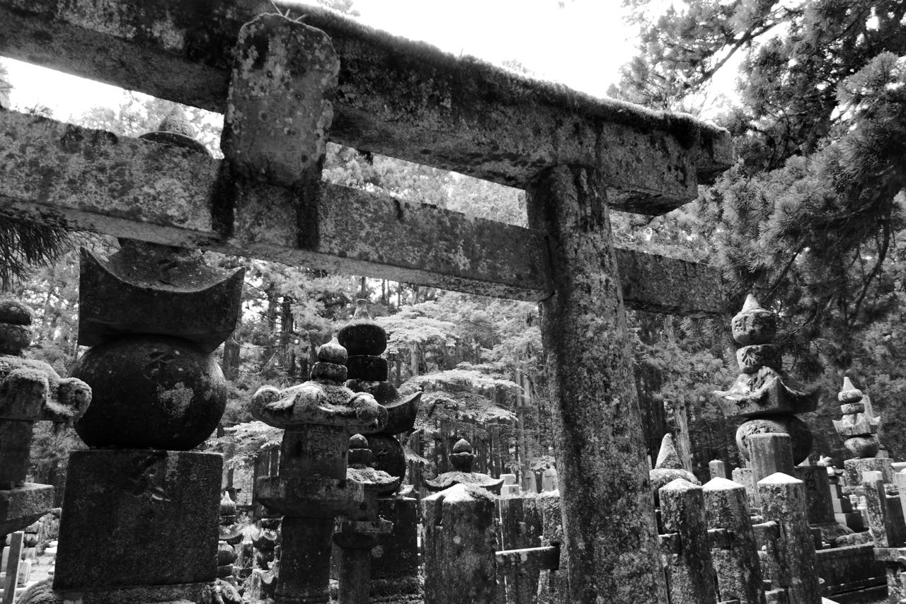 Spirituellster Ort in Koyasan der alte Friedhof Okunoin