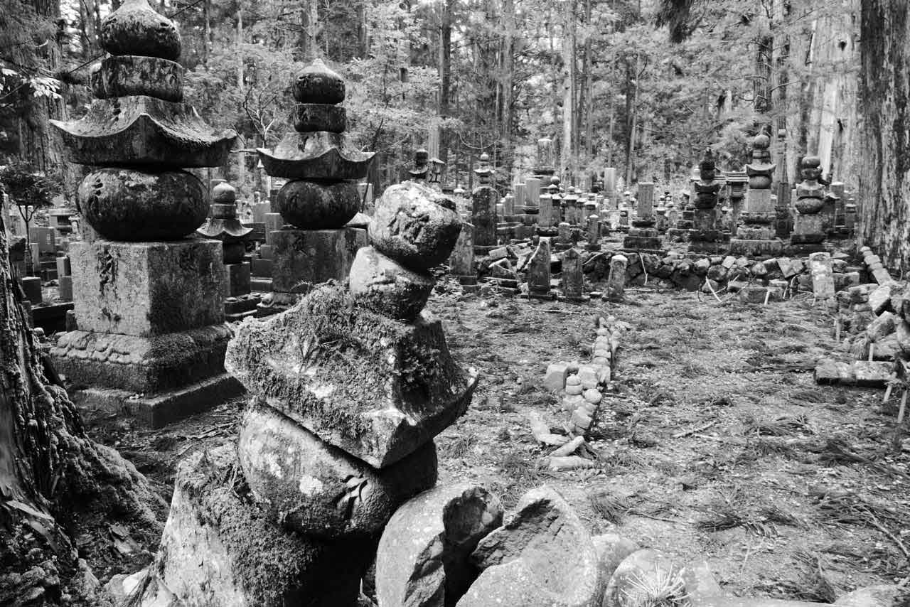 Zerfallene Gräber im Waldfriedhof Okunoin in Koyasan