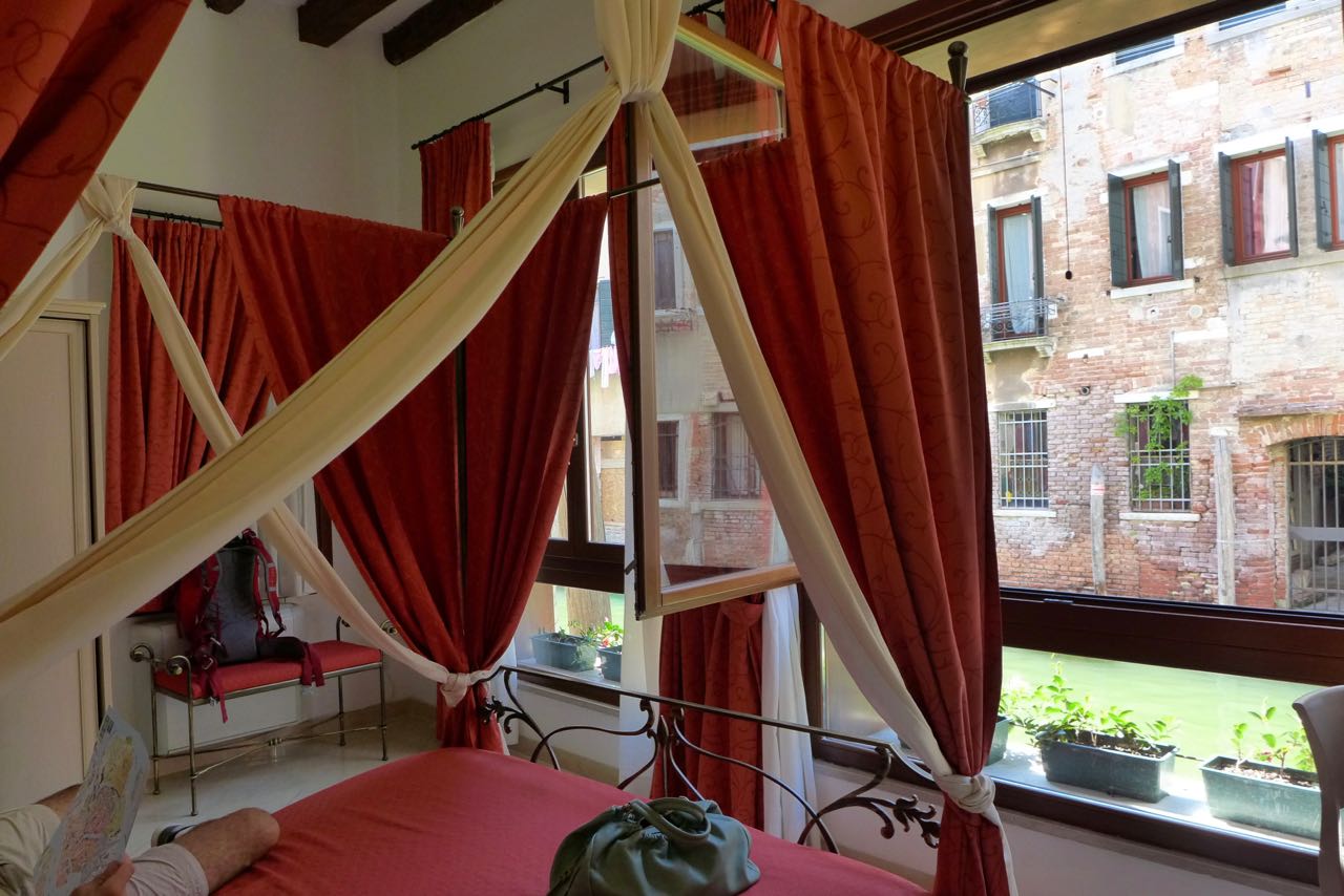 Room with canal view, Alla Vite Dorata Venice