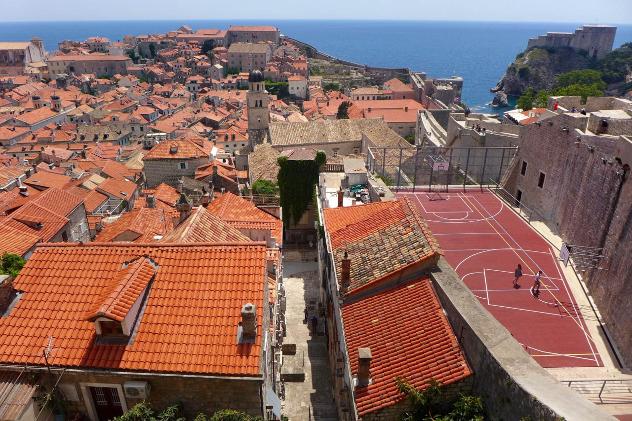 Basketballplatz mitten in der Altstadt von Dubrovnik