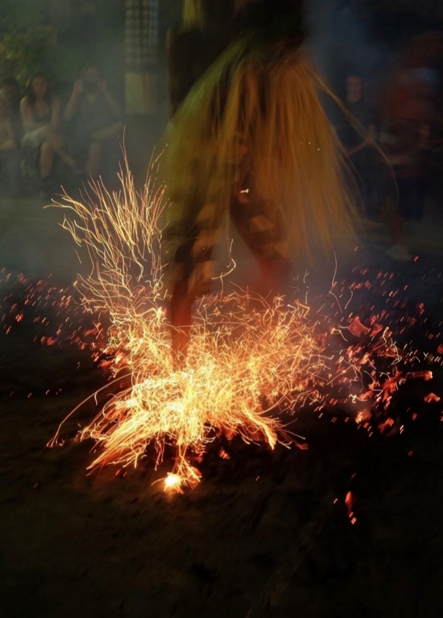 Kecak Tanz auf Kohlen, Bali