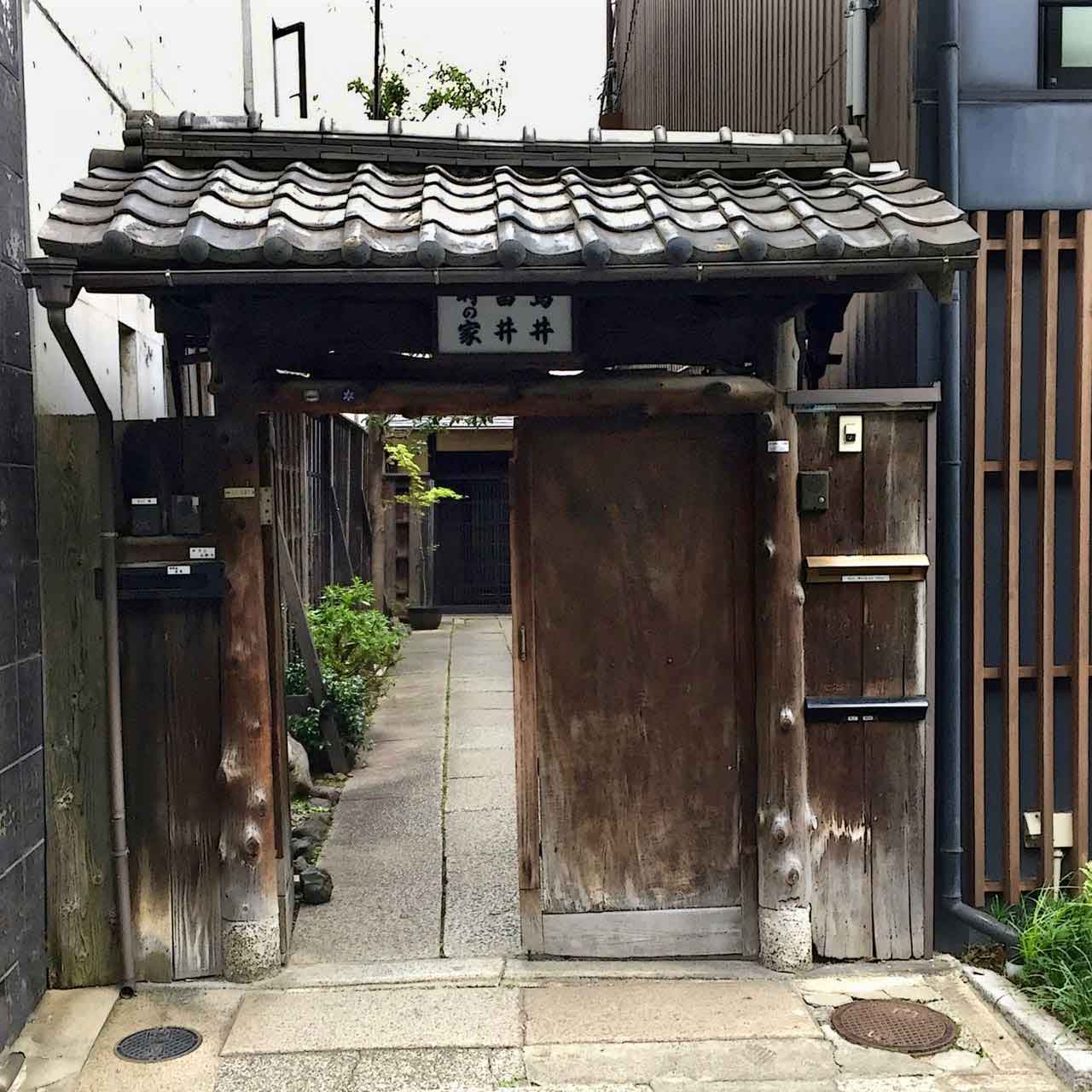 Eingang zum Izumiya-cho Machiya Haus in Kyoto (Iori Machiya)
