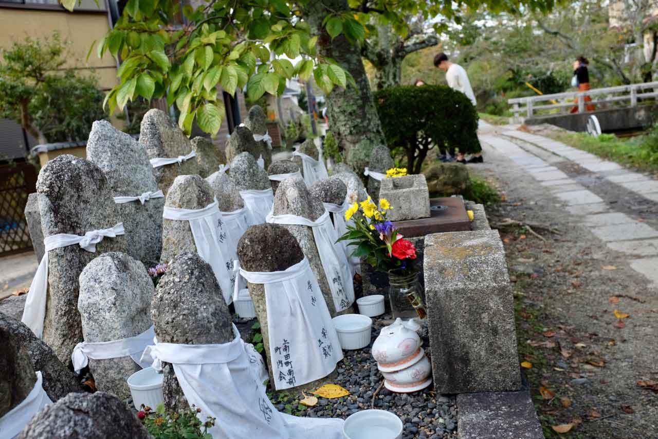 Gedenksteine toter Kinder – Philosophenweg in Kyoto