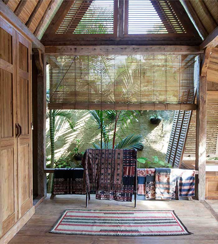 Living in Paradise  At Home in the Tropics Bali, Java, Thailand  (Rizzoli)